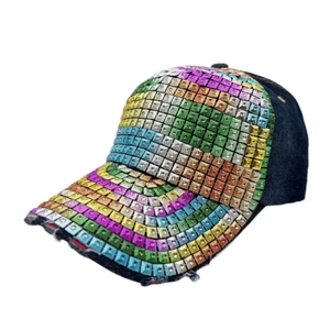 Berretto da baseball in denim da donna con strass arcobaleno e tesa sfrangiata