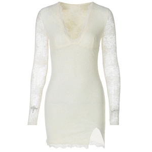 Elegantes weißes Minikleid mit V-Ausschnitt, Mesh-Details und langen Ärmeln in figurbetonter Form