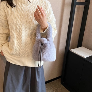 Sac seau gris en peluche avec texture douce en fausse fourrure et cordon serrage