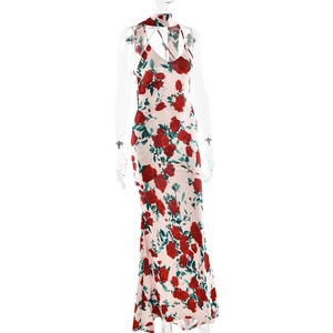 Dettaglio dell'abito con schiena scoperta, stampa a rose rosse e accessorio per il collo