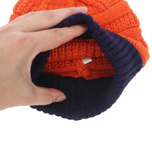 Bonnet en tricot contrasté orange et bleu marine avec une texture épaisse et détail interne