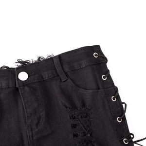 Detail der schwarzen High-Waist-Denim-Shorts mit seitlicher Schnürung und Fransen am Saum