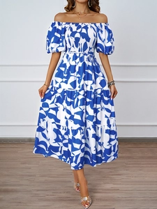 Détails de la robe longue fleurie bleue et blanche avec jupe à volants et épaules nues