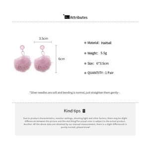 Dettaglio degli orecchini a pompon rosa con perni in argento e dimensioni precise
