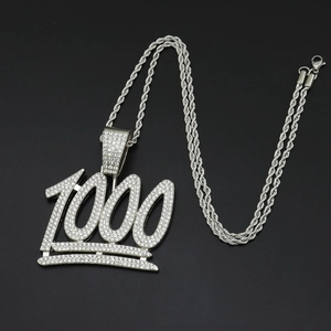 Vue détaillée du pendentif hip hop argenté avec le nombre 1000 glacé sur fond noir élégant