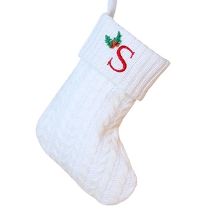 Chaussette de Noël en tricot blanc avec broderie lettre S rouge et feuilles de houx