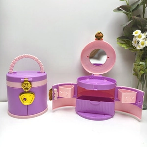 Detalle de joyero morado con forma de corazón para niños con espejo y niveles