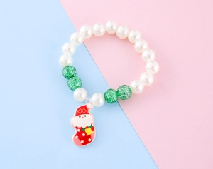 Details von Weihnachts-Perlenarmband mit weißen Perlen und rotem Nikolausstrumpf
