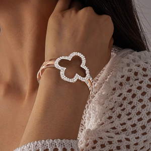 Dettaglio ravvicinato di un bracciale da braccio a quadrifoglio con zirconi scintillanti