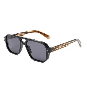 Dettaglio di occhiali da sole aviator vintage con montatura a doppio ponte nero e aste in legno