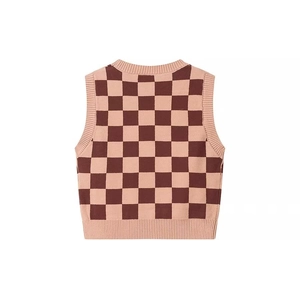 Vue détaillée du gilet en tricot à damier rose et marron avec col et ourlet côtelés