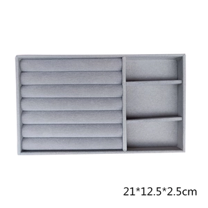Vassoio portagioie in velluto grigio con fessure per anelli e scomparti 21x12.5x2.5cm