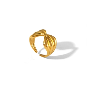 Makro-Detail des hochglanzpolierten, unregelmäßigen Lava-Rings aus Gold-Edelstahl