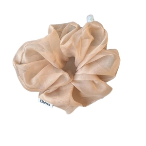 Elegante elastico per capelli oversize in organza champagne con etichetta FMdrea