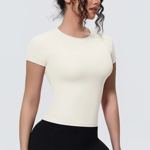 Détail d'un t-shirt de yoga crème avec tissu élastique respirant et col rond ajusté