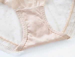 Gros plan détaillé de l'entrejambe en coton et de la dentelle en maille beige du slip
