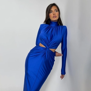 Robe longue en satin bleu roi élégante avec col montant, manches longues et découpe à la taille