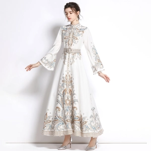 Abito lungo bianco vintage a fiori con maniche lunghe e vita svasata in stile boho