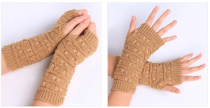 Détail de mitaines en tricot camel avec texture ondulée et poignets côtelés