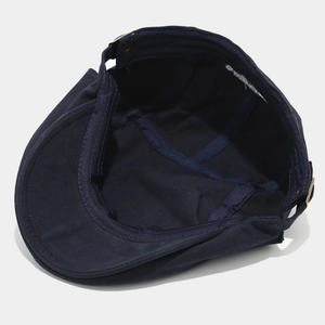 Détails des coutures renforcées et de la boucle réglable sur cette casquette gavroche bleu marine