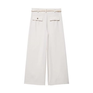 Dettaglio di pantaloni eleganti a gamba larga color bianco sporco con vita alta e tasche posteriori