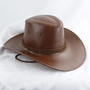 Chapeau de cowboy en cuir marron avec corde tressée et évents métalliques sur fond blanc