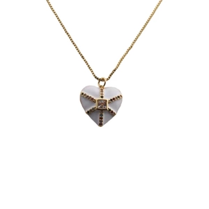 Collier avec pendentif cœur plaqué or et pierres précieuses colorées sur fond blanc