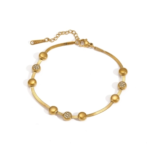 Détail du bracelet chaîne serpent en acier inoxydable doré avec breloque zircon