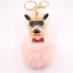 Dettaglio portachiavi pompon rosa con bulldog francese dorato e occhiali da sole