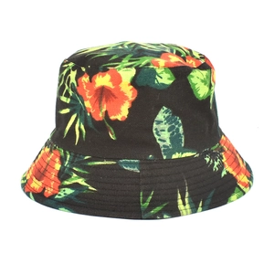 Détail du chapeau bob tropical montrant les coutures renforcées et l'imprimé hibiscus