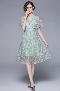 Elegantes mintgrünes Spitzenkleid mit Stickerei, hoher Taille und Lotusärmeln in A-Linie