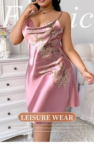 Détail de la chemise de nuit en satin rose à fleurs avec col bénitier et bretelles