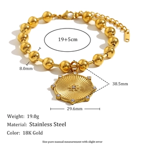 Dettaglio del bracciale in acciaio oro 18K con dimensioni e perle da 8mm