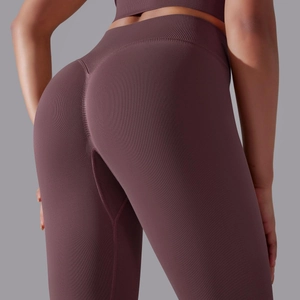 Detailopname van naadloze scrunch legging met hoge taille in bruine geribbelde stof