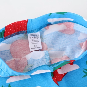 Leggings blu per bambini con stampa di fragole e nuvole ed etichetta in cotone al 95%