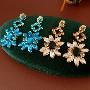 Vue détaillée de boucles d'oreilles vintage en fleurs de strass sur support en velours