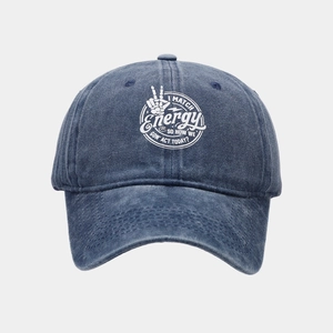 Vue détaillée de la casquette en denim délavé bleu foncé avec imprimé slogan blanc