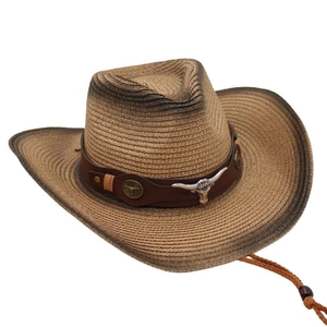 Détail d'un chapeau de cowboy en paille avec emblème tête de taureau et cordon ajustable