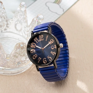 Montre quartz femme avec cadran bleu foncé et bracelet élastique bleu sur fond beige