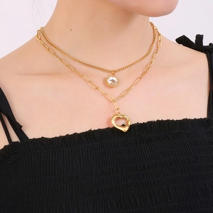 Collana doppia a strati dorata con catena a graffetta e ciondolo a cuore