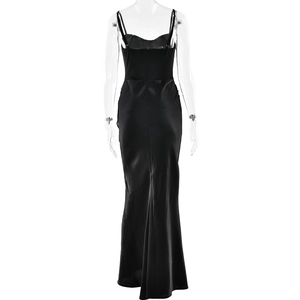 Vue détaillée d'une robe en satin noir dos nu avec de fines bretelles et une coupe sirène