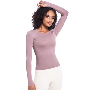 Dettaglio della maglia da yoga rosa senza cuciture con asole per i pollici