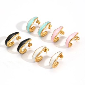 Set mit 4 Paar 18K vergoldeten C-förmigen Emaille-Ohrringen in Schwarz, Grün, Rosa und Weiß