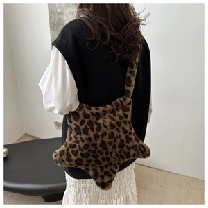 Sac fourre-tout en fausse fourrure en forme d'étoile avec imprimé léopard sur mannequin