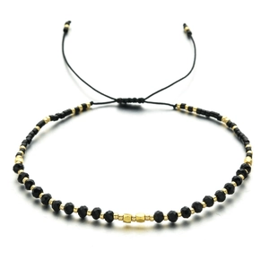 Detail eines böhmischen handgefertigten Perlenarmbands mit schwarzen Kristallen und Goldakzenten