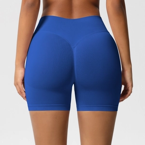 Gros plan sur le short de sport bleu roi sans couture avec une coupe fessier en forme de V