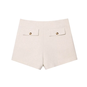 Dettaglio posteriore di pantaloncini in lino beige con tasche a patta e bottoni