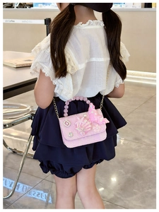 Borsa a tracolla rosa in pizzo per bambina con manico di perle e dettagli di conchiglia