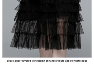 Détail de la jupe élégante en tulle noir multicouche avec volants et dentelle plissée