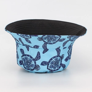 Vista detallada del sombrero de pescador casual con estampado de tortuga marina azul